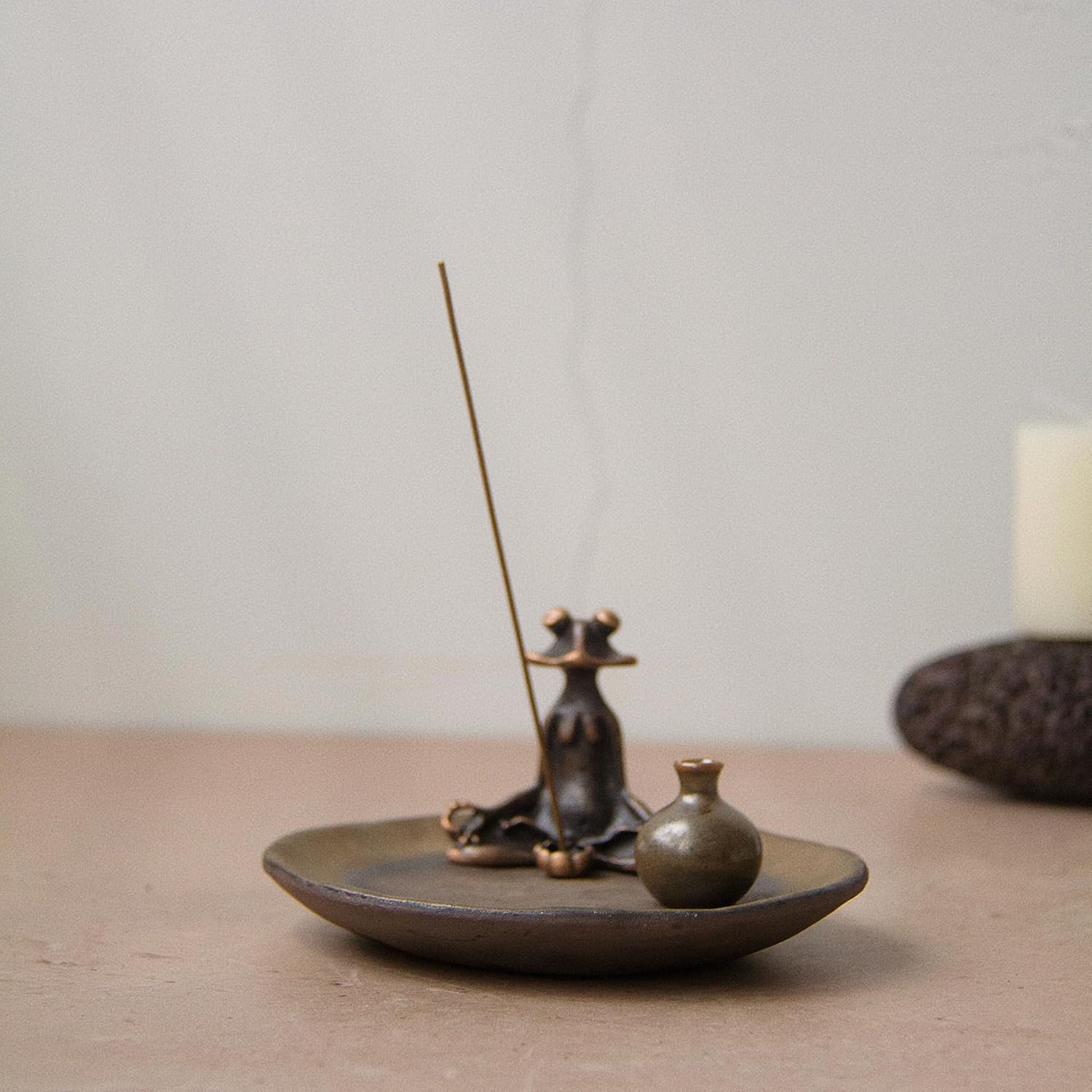 Frog-Vase Incense Holder Rust-Glazed Ceramic Incense Stick Holder for Meditation and Zen