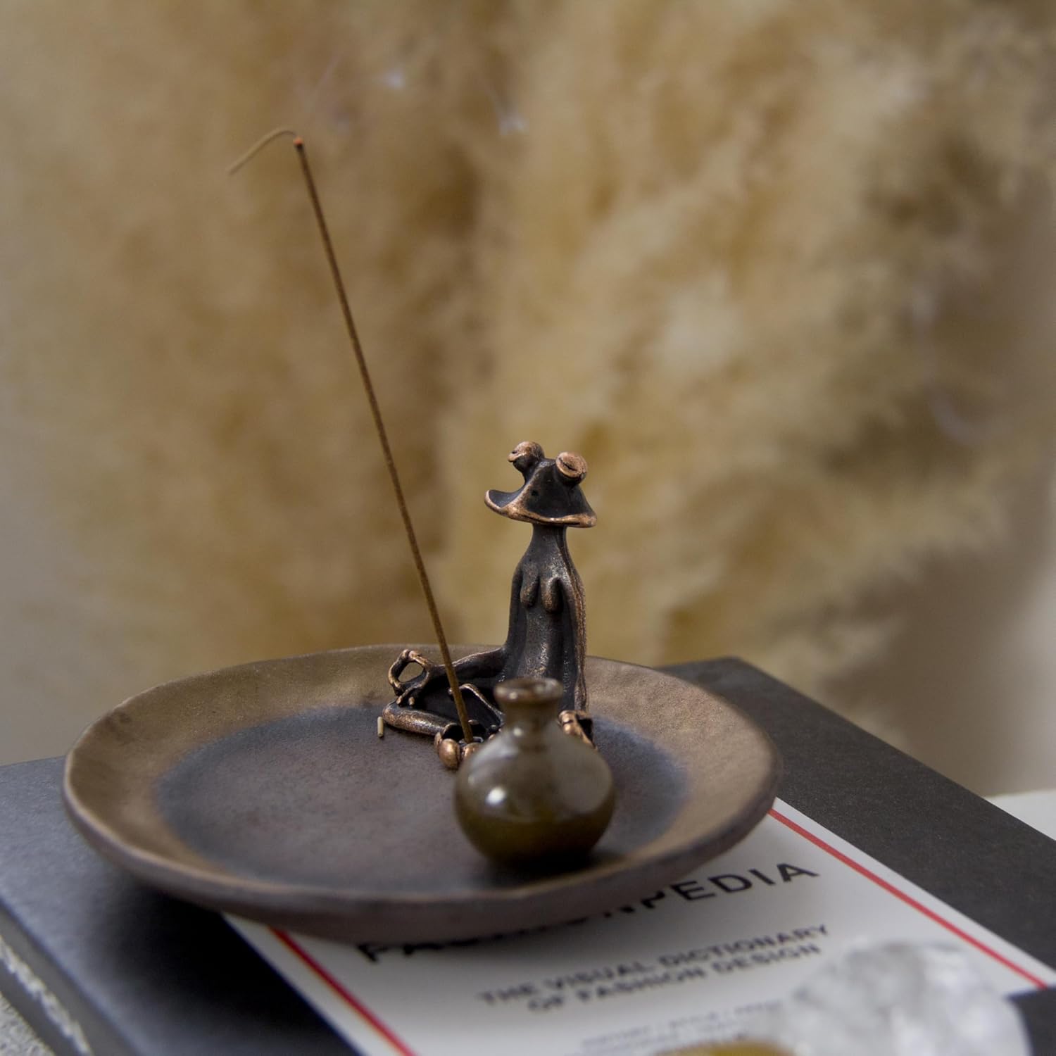 Frog-Vase Incense Holder Rust-Glazed Ceramic Incense Stick Holder for Meditation and Zen